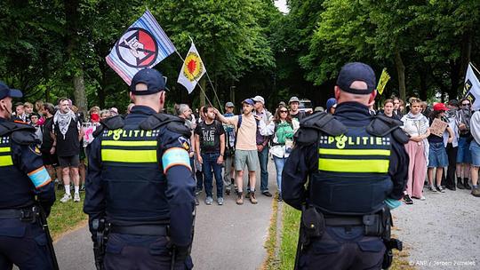 Klimaatactivisten proberen A12 Den Haag te blokkeren