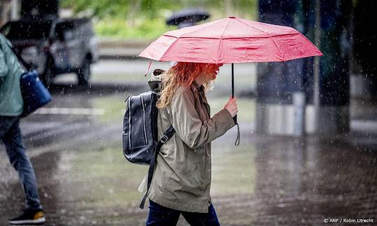 Dinsdag mogelijk wateroverlast in zuidoosten en extra drukke avondspits