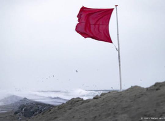 Door storm Corrie en hoge waterstand lopen laaggelegen kades onder water