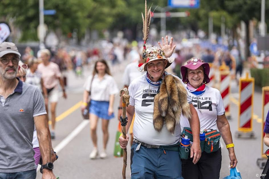 Nijmeegse Vierdaagse: eerste wandelaars op pad