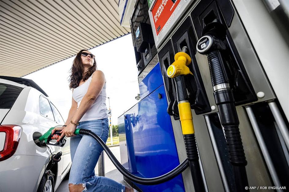 Goedkopere benzine drukt inflatie in maart