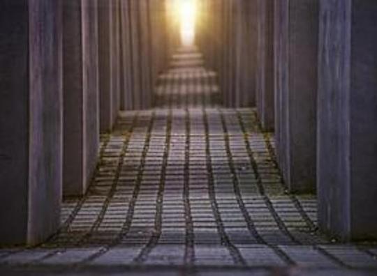 Veilig herdenken kan op 4 mei op een parkeerplaats en niet op de vluchtstrook