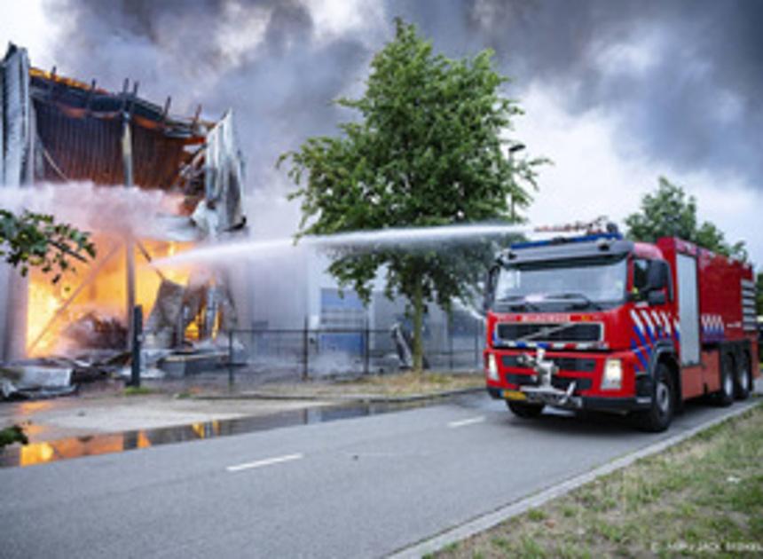 Grote brand aanmaakblokjesfabriek, geen treinen vanwege blusslang op spoor