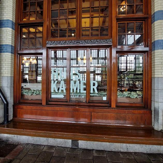 Monumentale StationsHuiskamer opent op middenperron van station Haarlem 