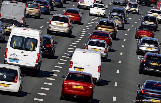 Nederlanders vliegen én rijden 100 miljard kilometer per jaar