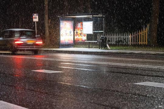 Langzaam rijdend verkeer door sneeuw
