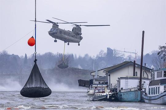 Rijkswaterstaat verwacht bouw nooddam Maastricht vanavond af te ronden