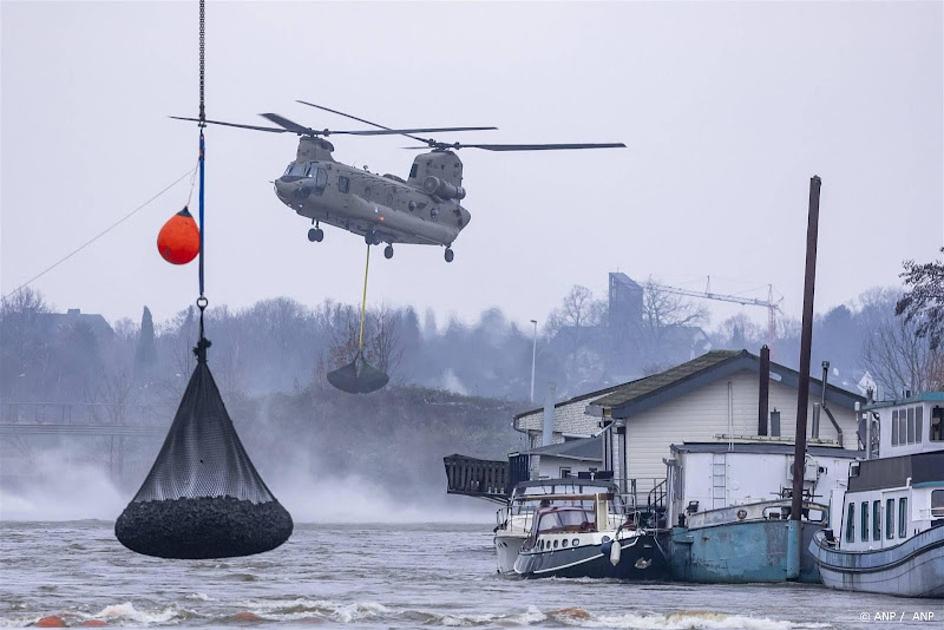 Rijkswaterstaat verwacht bouw nooddam Maastricht vanavond af te ronden