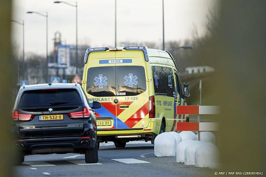 Auto met vier kinderen op zijn kant: bestuurder steekt man neer
